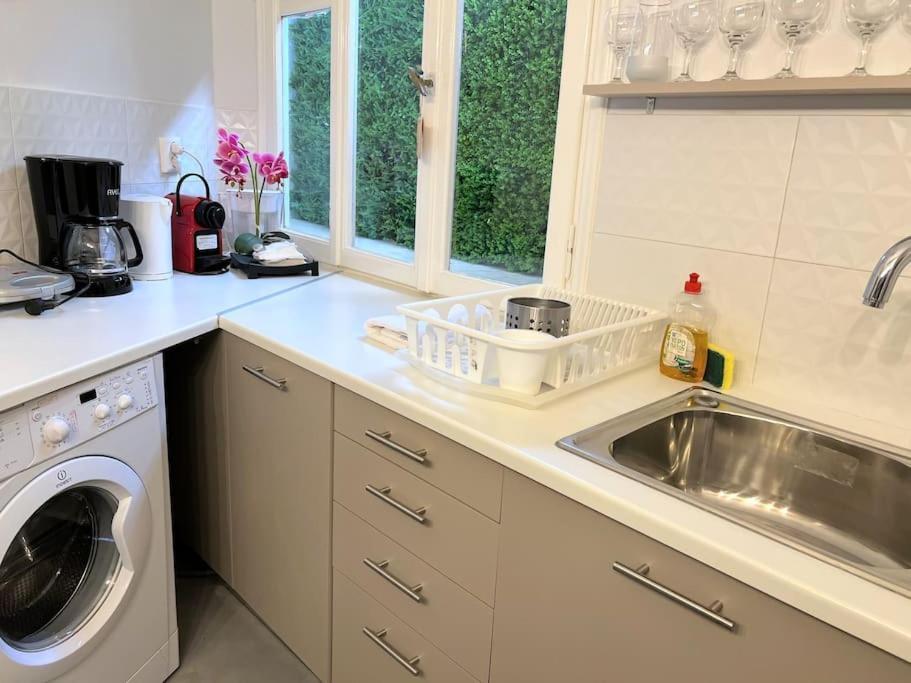 Brand New Modern Street-Style Studio /City Center Athena Bagian luar foto